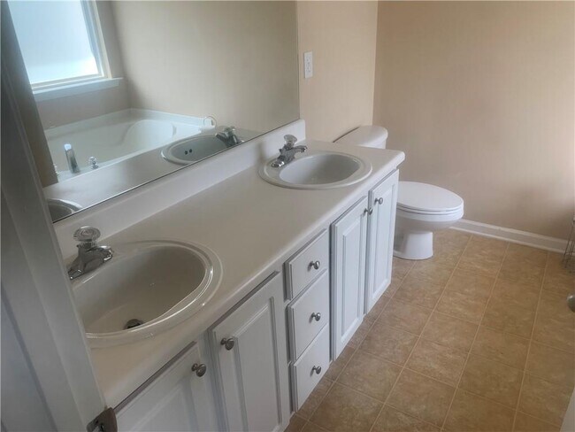 Building Photo - 121 Creekwood Tr