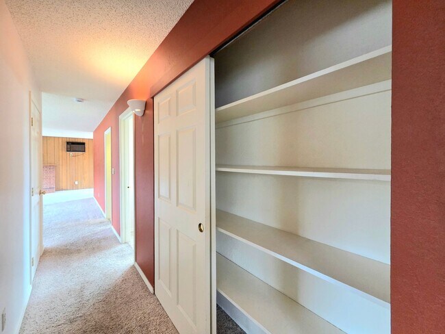 Building Photo - ** Oversized 4-Bedroom House w/ 2-Car Garage, & Fenced Backyard in a great Wenatchee Neighborhood!
