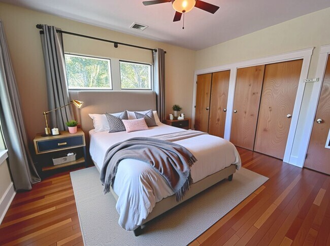 Building Photo - 5bed/3bath house in North Campus