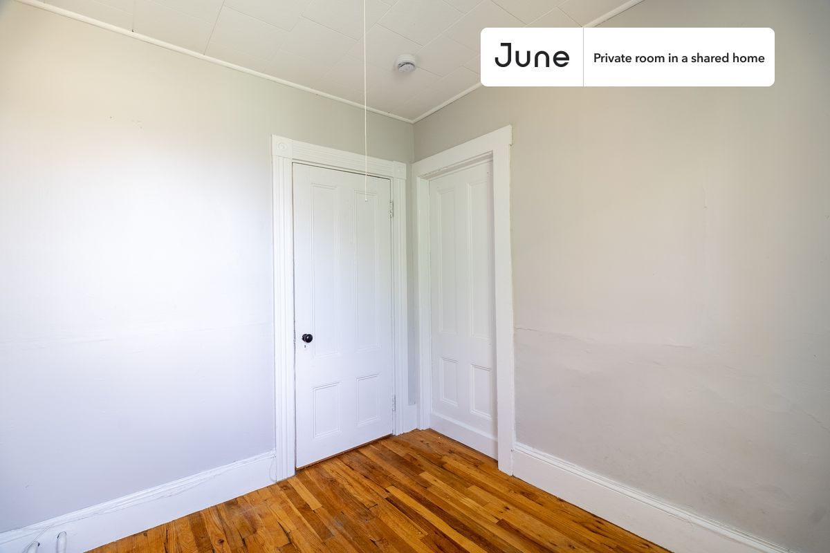 Building Photo - Room in Shared 4 bed/1 bath home