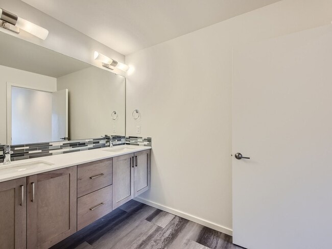 Building Photo - Modern 3bed/2bath Townhome in Rainer Valley Neighborhood!