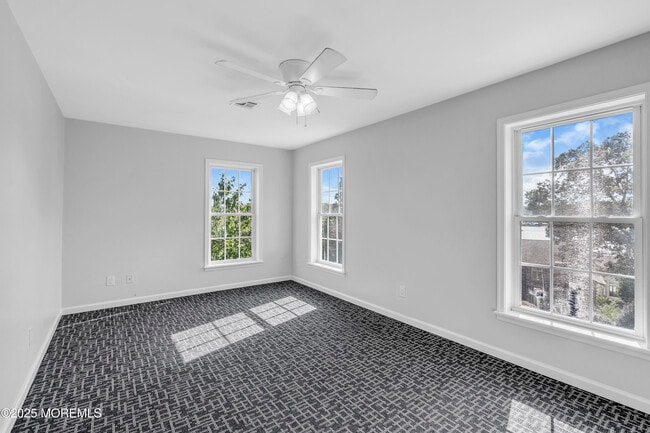 Building Photo - 1418 Summit Pl