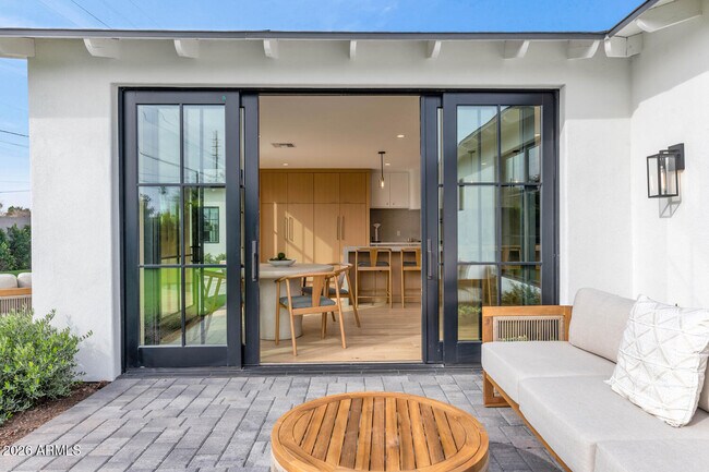 Building Photo - 6039 E Calle Camelia