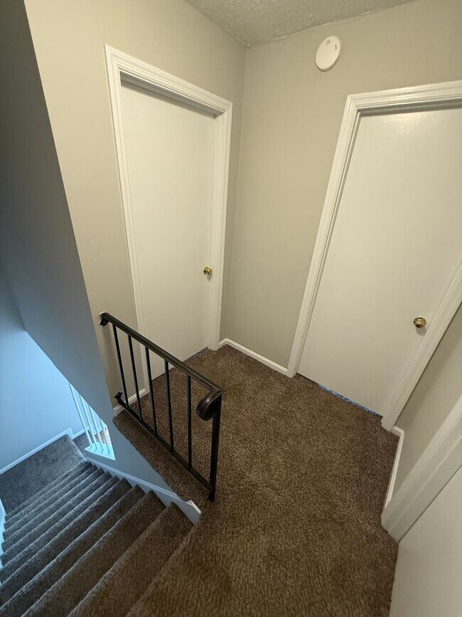 Building Photo - 3-bedroom, 2 full bath duplex in the desirable Lansdowne area offers comfort and convenience.