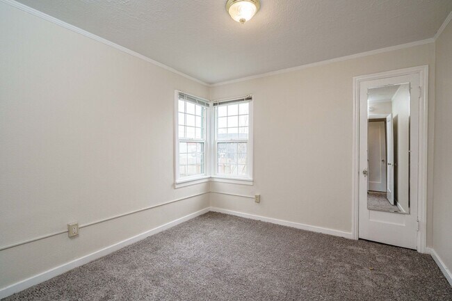 Building Photo - 1 Bedroom 1 Bath with Detached Garage