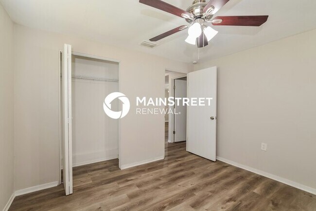 Building Photo - 3 Bedroom Pet-Friendly Home in DELAND, FL with Main Street Renewal