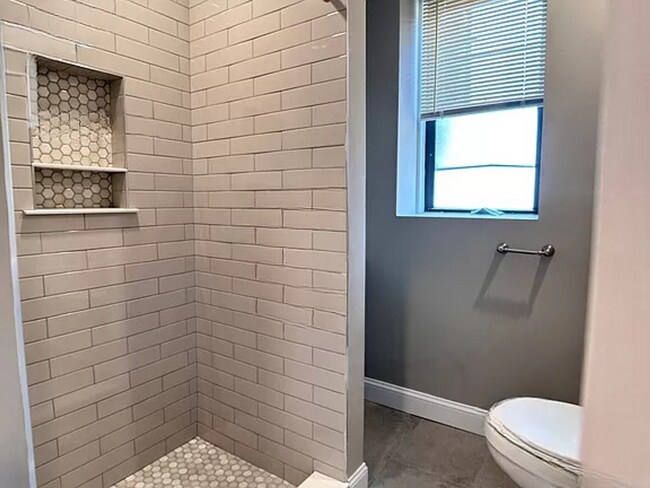 Building Photo - 5-bed 2-bath New Remodel in Cleveland Circle