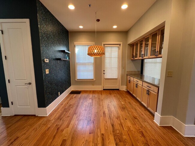 Building Photo - Stunning 2 bed 2.5 Condo!