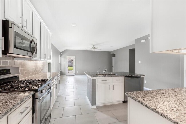 Building Photo - 18115 Van Berkel Ln