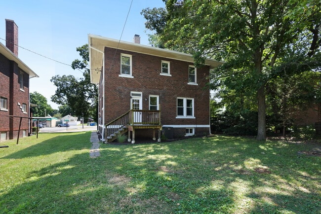 Building Photo - 401 S Buchanan St