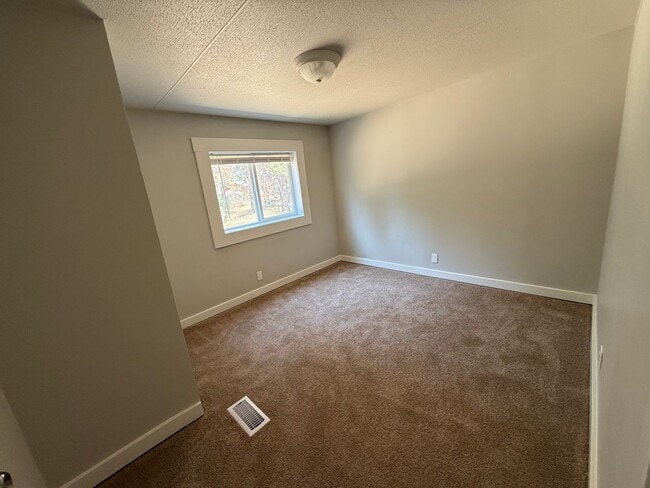 Building Photo - Newly Remodeled 3 Bedroom Home