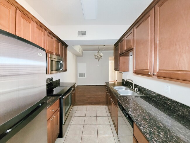 Building Photo - 2255 Braeswood Park Dr