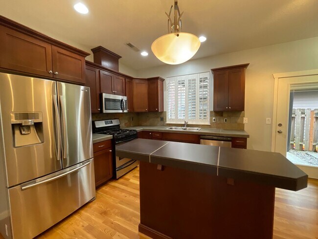 Building Photo - 3 Bedroom 2.5 Bathroom House with Bonus Room ~ Garage, A/C, includes Washer and Dryer ~ Close to ...