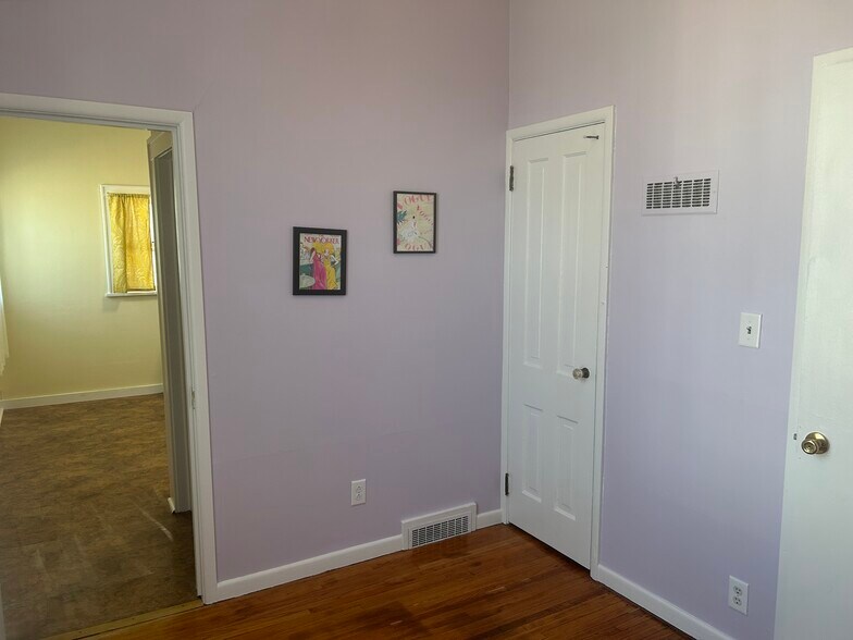 Small Bedroom - 412 W Call St