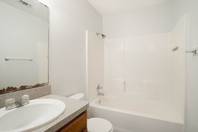 Building Photo - Comfort and Convenience of 3BD/2BA Duplex in Fort Worth!