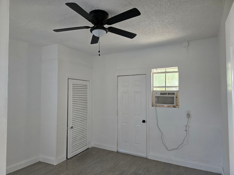 Building Photo - 4514 NE 1st Ave