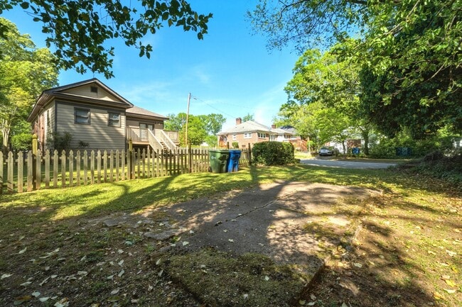 Building Photo - 506 Mellview Ave SW