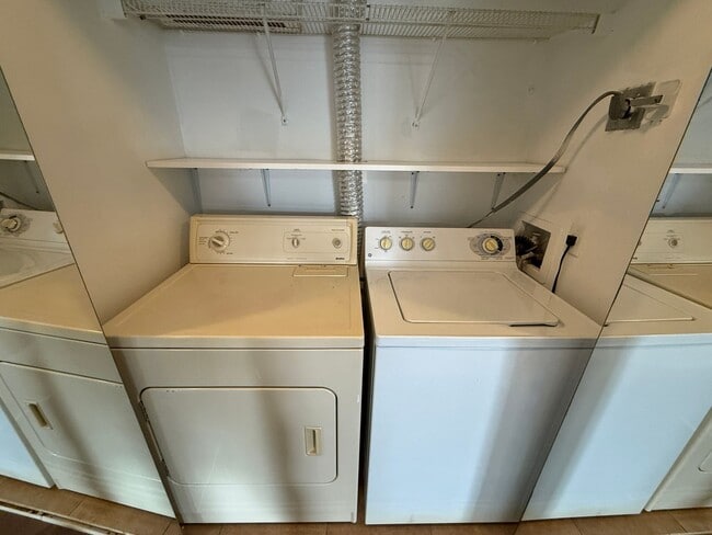 Building Photo - 2 Bed/2 Bath 1st Floor condo at Lancelot W...