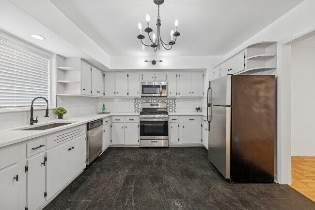 Building Photo - 10454 S Claremont Ave