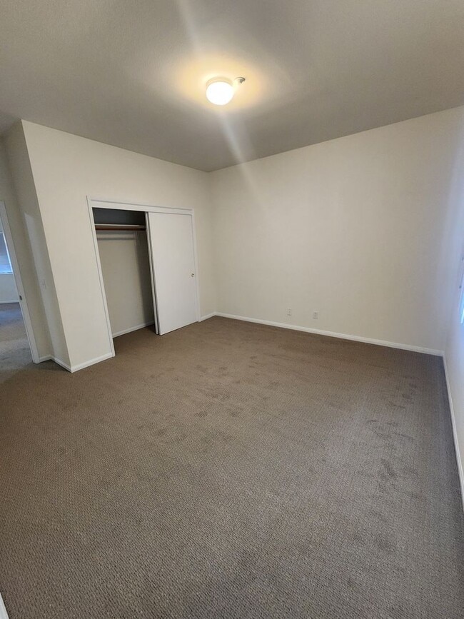 Building Photo - Spacious 1 Bed, 1 Bath Apartment with Priv...