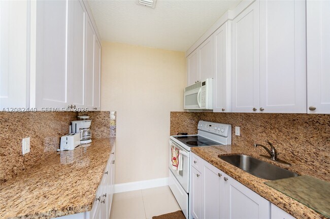 Building Photo - 1020 SW 73rd Pl