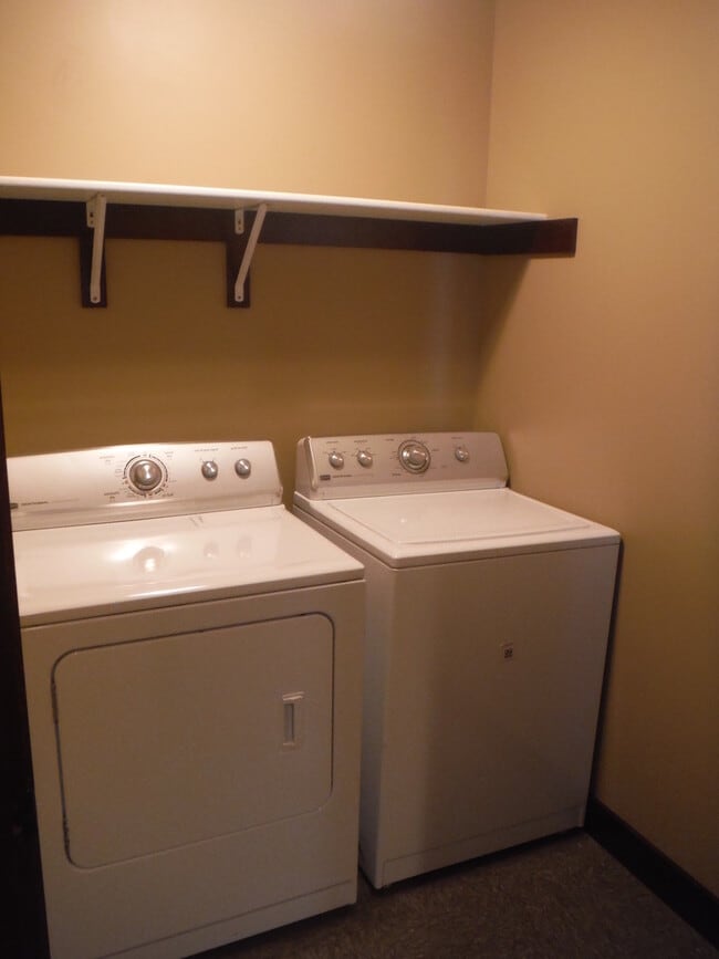 Building Photo - Gorgeous 3 Bedroom Condo- Across Street fr...