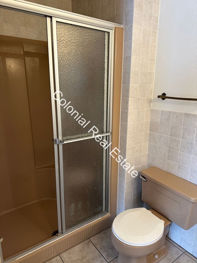 Building Photo - Spacious and Unique 2 Bedroom, 2 Bathroom Home with Wet Bar Area!