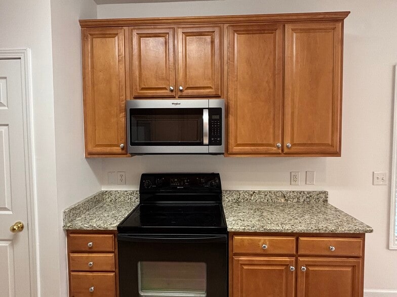 Building Photo - 27 Farm Brook Way