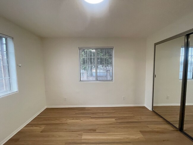 Building Photo - MOVE IN READY! Spacious & Charming 4-Bedro...