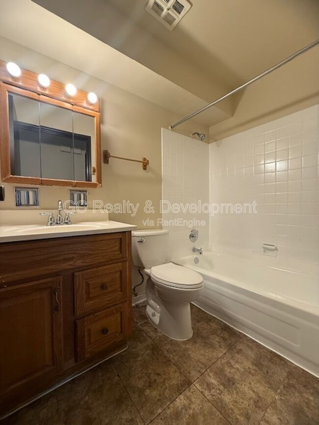 Building Photo - 847 College Blvd