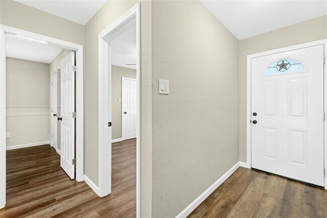 Building Photo - 1105 Hughmont Dr