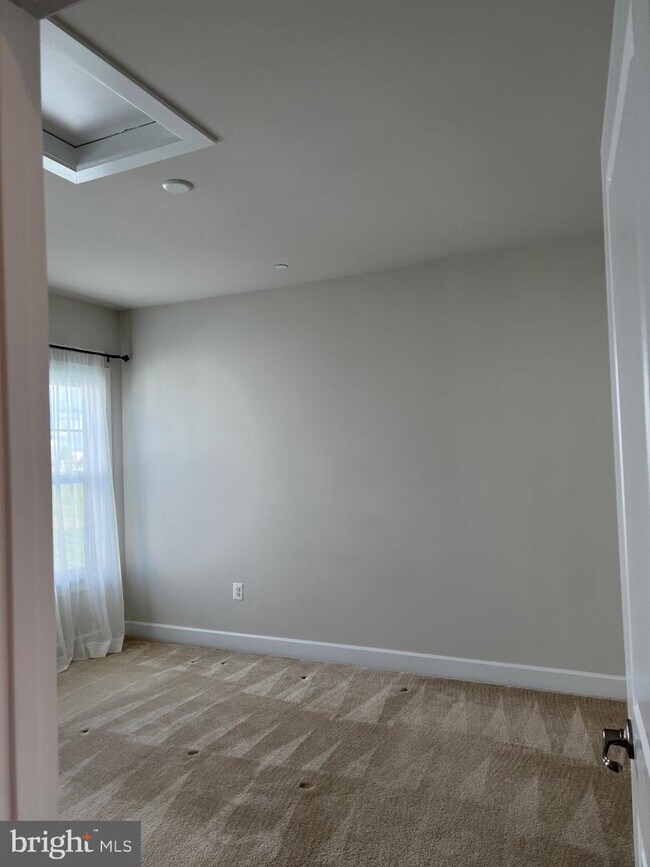 Building Photo - 8227 S Maple Lawn Blvd