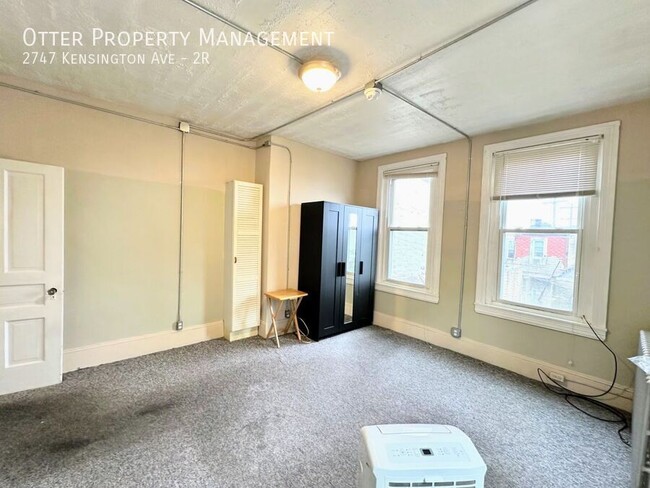 Building Photo - Modest 2nd floor Studio Apt near Shopping ...