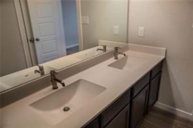 Building Photo - 143 Lakeview Ct