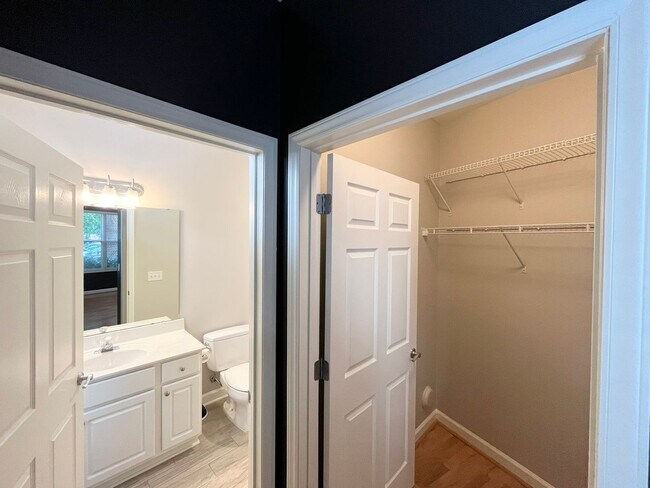 Building Photo - Spacious 2BD, 2BA Condo in a Prime Locatio...