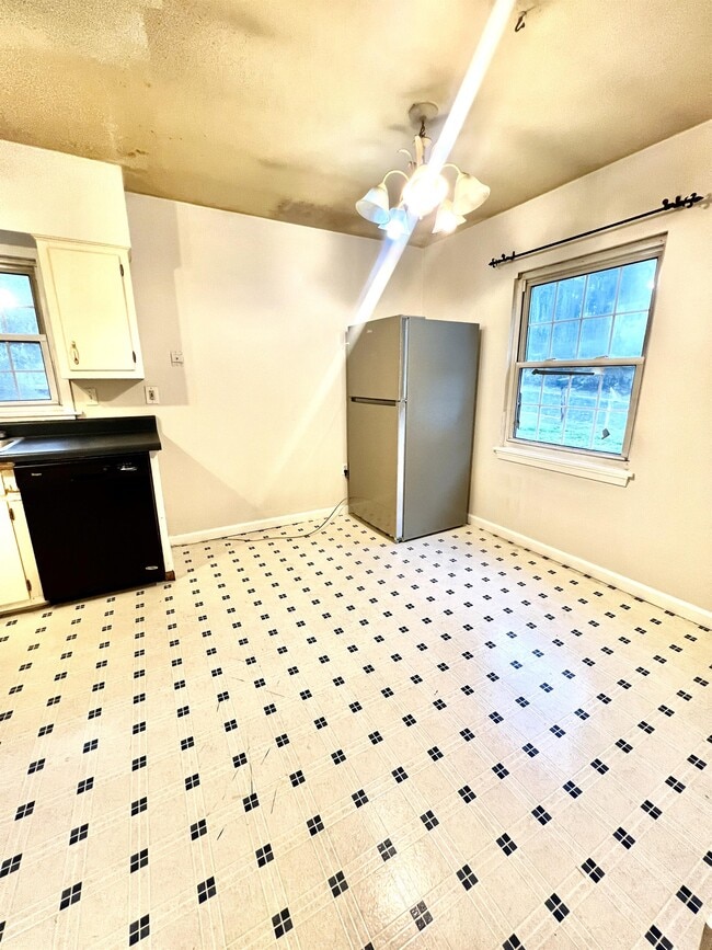 Building Photo - 1063 Charles Ave