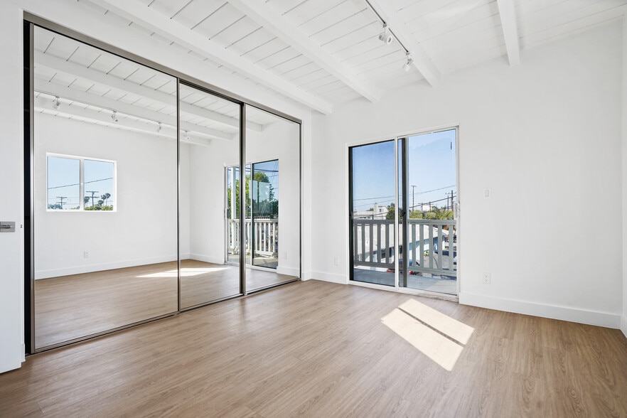 Building Photo - 920 Marine St