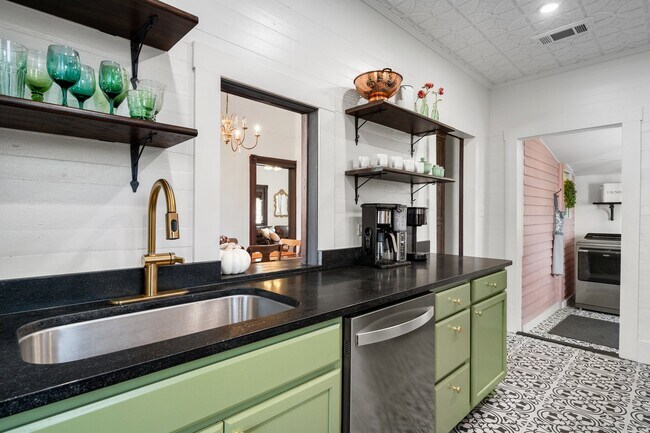 Building Photo - 676 S Waco St