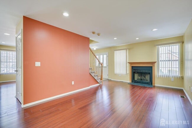 Building Photo - 160 Vasser Dr