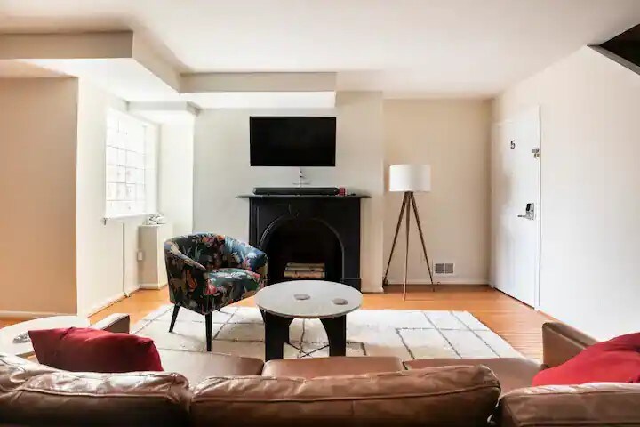 Building Photo - 628 S Paca St