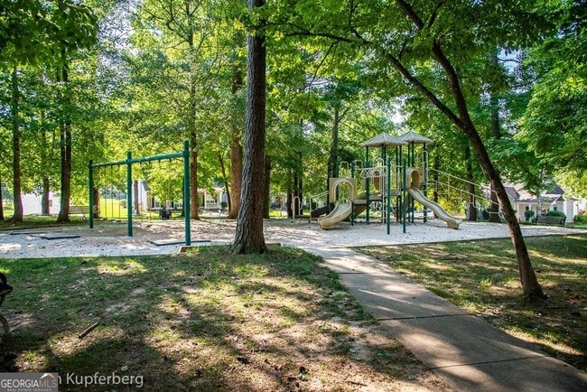 Building Photo - 45 Greenview Dr