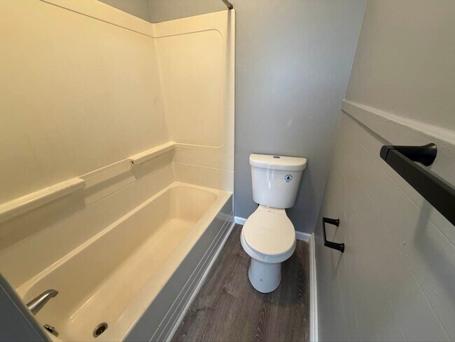 Building Photo - Gorgeous 1-bedroom, First floor! Apartment in quiet Pittsfield Street