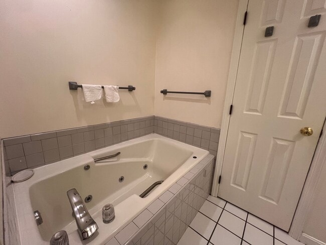 Building Photo - Beautiful Townhome in Private cul-de-sac i...