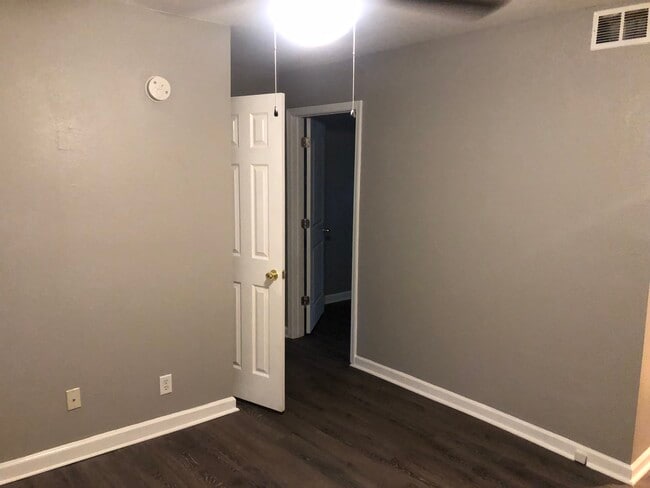 Building Photo - 574 Cooper St SW