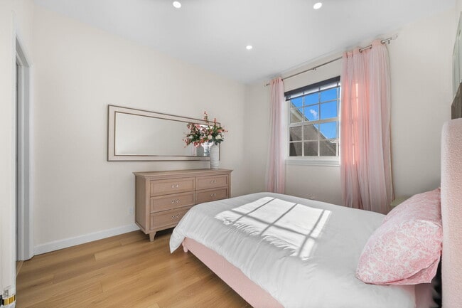 Building Photo - 1213 Tequesta St