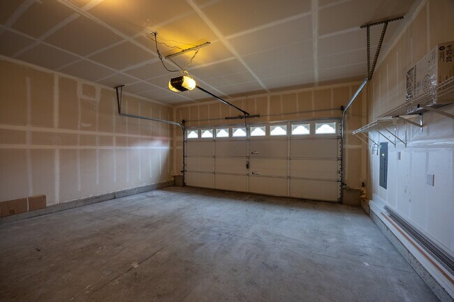 Building Photo - ** NO SHOWINGS, WE ALREADY HAVE AN APPLICA...