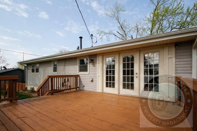 Building Photo - Discover this 3- Bd, 2.5-Ba Omaha, NE,