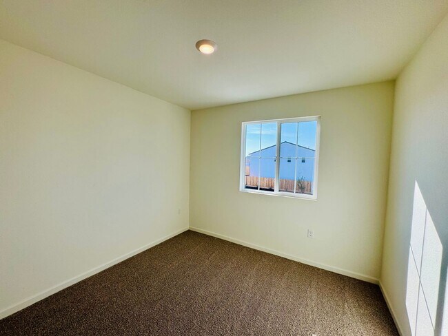 Building Photo - REDUCED!  BRAND NEW - 5 Bedroom + Loft, 3 ...