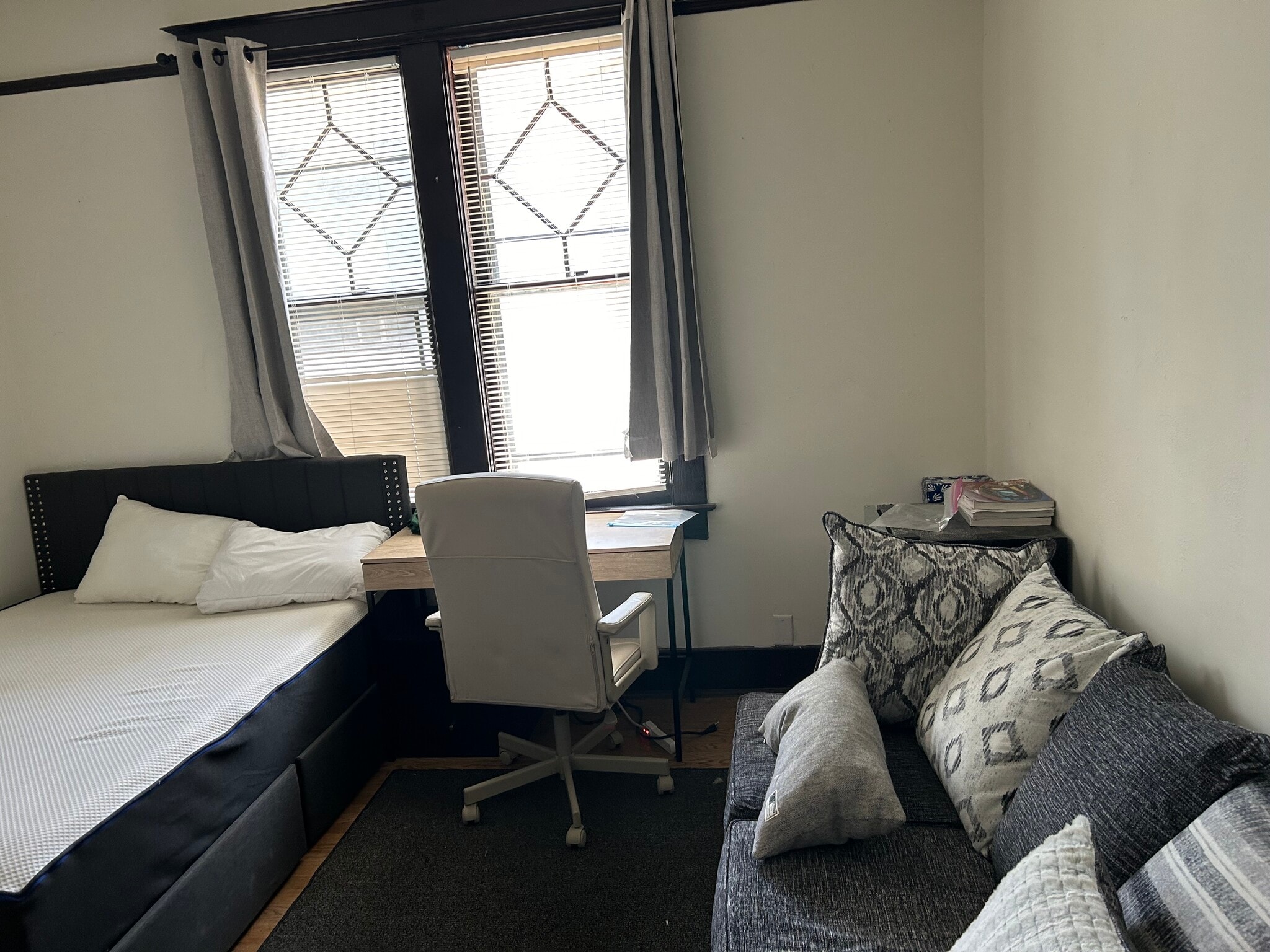 Bed 4 - 111 N Evergreen St