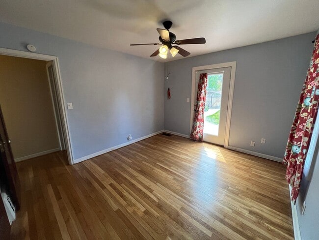 Building Photo - 4 bed 2 bath home centrally located